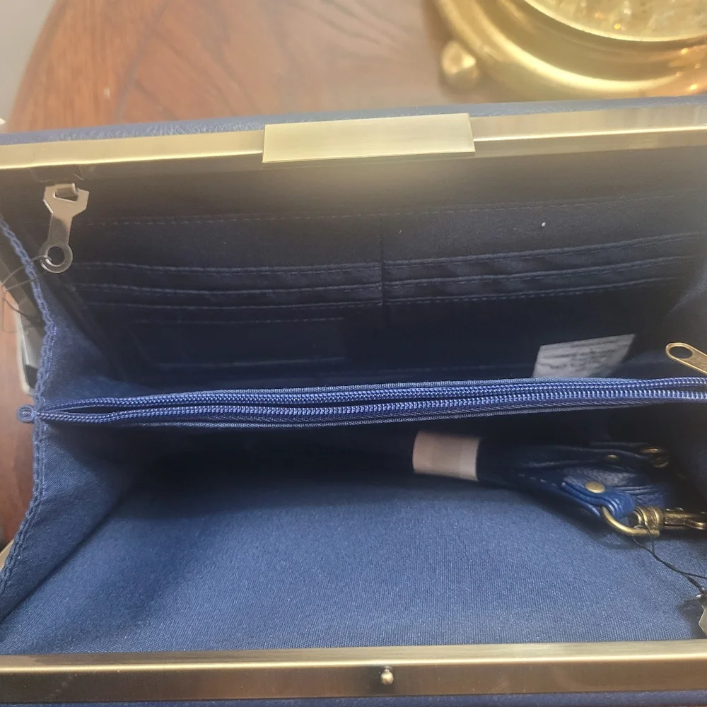 Loungefly Disney Snow White Storybook crossbody - Picture 4 of 6